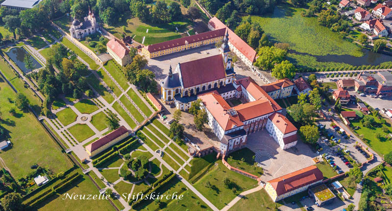 Luftaufnahme der Klosteranlage in Neuzelle mit seinem barocken Klostergarten